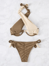 Geripptes Bikini-Set mit überkreuzten Farbblöcken
